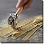 Rotella tagliapasta doppia con manico in legno